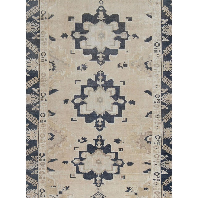 Vintage Hand Knotted Turkish Oushak With Medallion Design in Cream and Blue 6'8'' X 10'1'' For Sale - Image 4 of 6