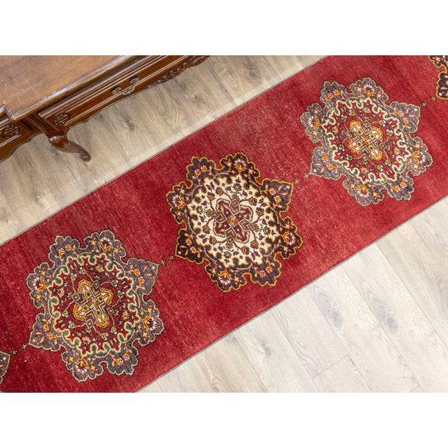 Extra-Long Vintage Turkish Runner Rug – Handwoven Oushak Design, 1980s – 2'10" × 25'7" For Sale - Image 6 of 12