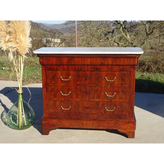 Large Restoration period chest of drawers in solid wood with mahogany veneer, dating from the 19th century. The top is...