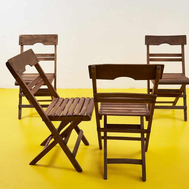 Discover these solid wood folding chairs, perfect for any occasion. Featuring a simple yet sophisticated design, these...