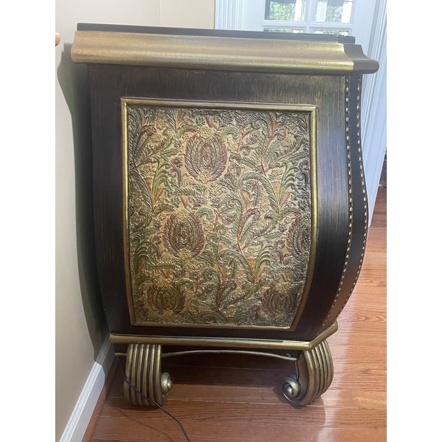 Hollywood Regency Late 20th Century Bombe Chest With Embossed Floral Panels, Gold Detail – Hollywood Regency Style For Sale - Image 3 of 10