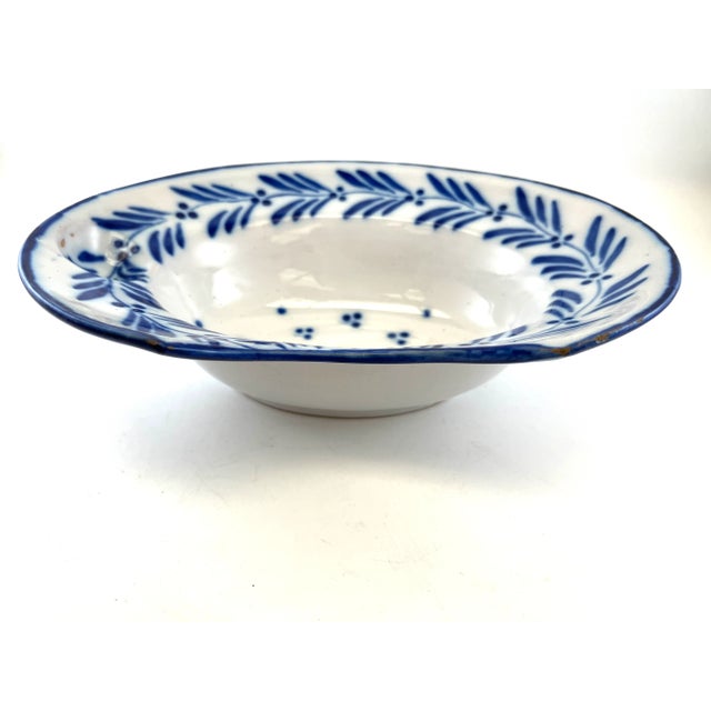 Old shaving dish in white earthenware and decorated with a blue garland. It comes from the manufacture of Saint Clement...