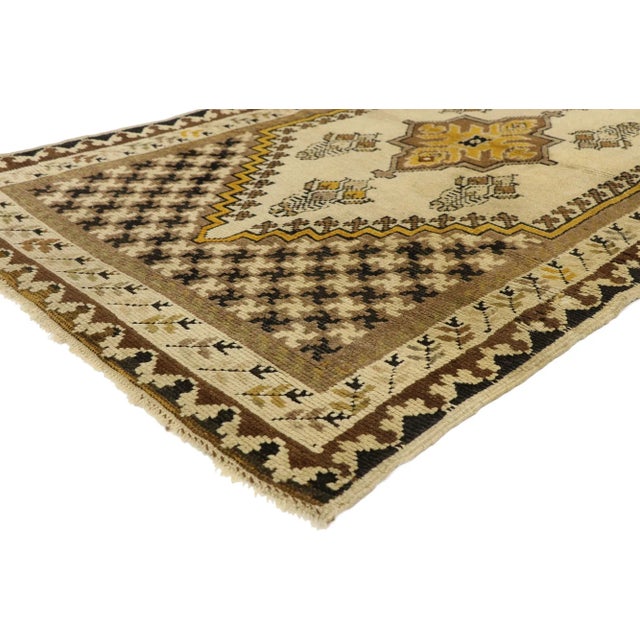 72261 Vintage Turkish Oushak Accent Rug with Modern Shaker Style, Entry or Foyer Rug 03'03 X 06'00. With its nostalgic...