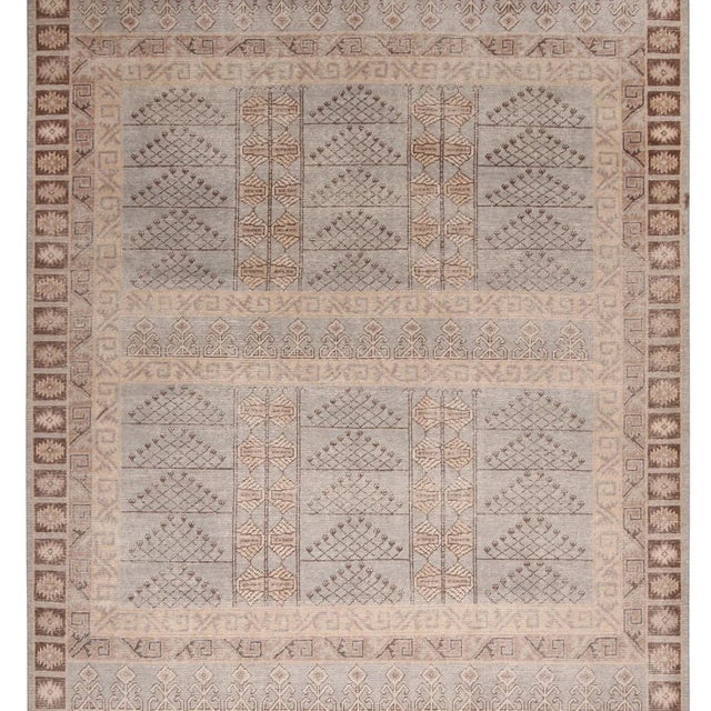 This 5x7 rug design is an exciting new addition to the Homage Collection by Rug & Kilim—an encyclopedia of styles...