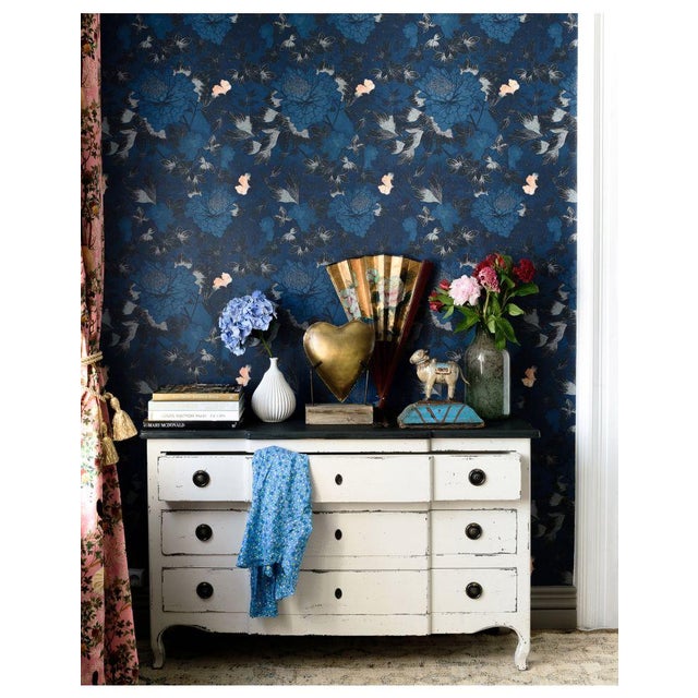 Showcasing the floral abundance and rich natural scenery of southern China, THE CANTONESE GARDEN Wallpaper exquisitely...