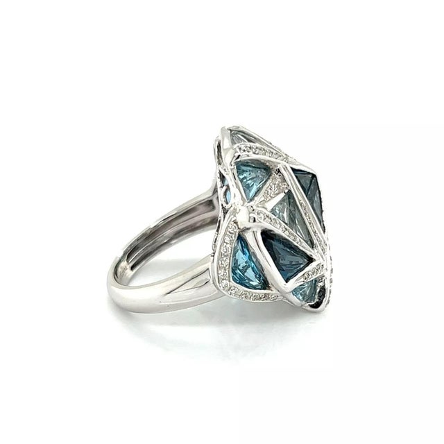 Contemporary Bellarri 18k White Gold Diamond Blue Topaz Geometric Design Ring, Size 7 For Sale - Image 3 of 9
