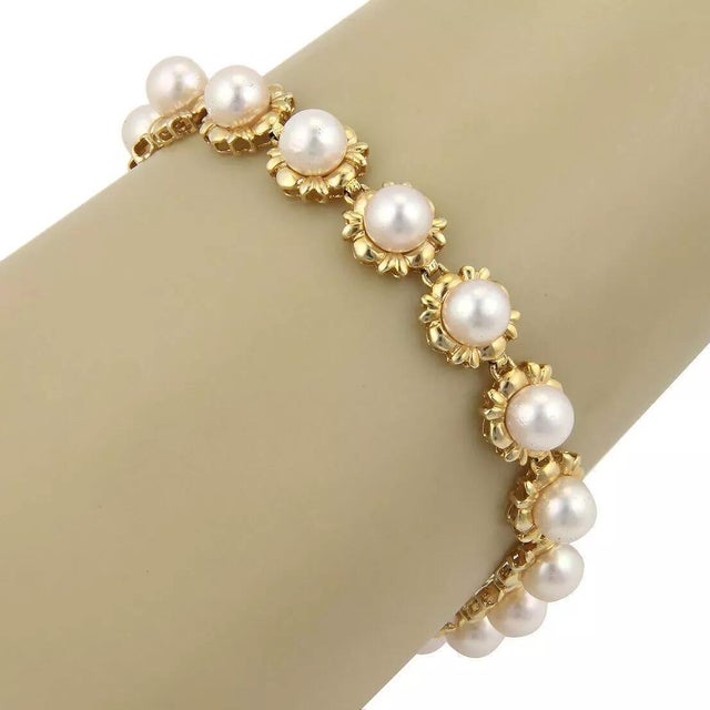 This is a lovely vintage bracelet, well crafted from solid 14k yellow gold with a polished finish. It has 17 flat shape...