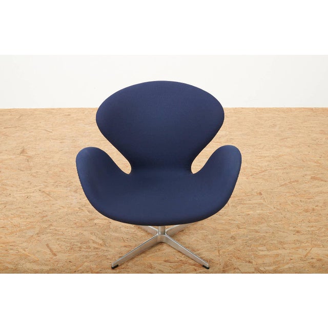 Fritz Hansen Swan Chair in Cast Aluminum Frame by Arne Jacobsen, 2001 For Sale - Image 4 of 15