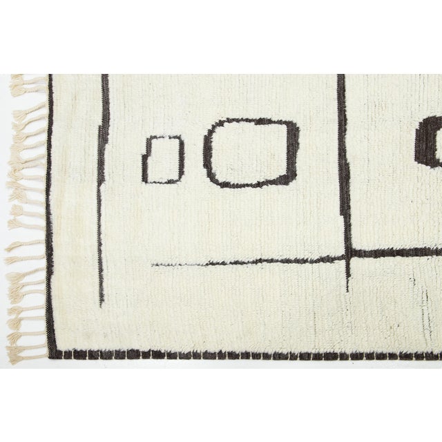 Ivory Modern Designed Moroccan Wool Rug in Ivory and Gray For Sale - Image 8 of 10