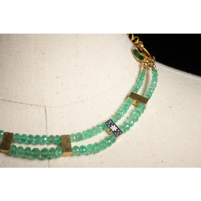 1990s Emerald, Diamond and 22K Gold Choker Necklace For Sale - Image 4 of 6
