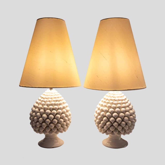 A vintage pair of table lamps white ceramic shaped as pine cones shape, white silk shades. 1950s italian signed ferlaso...