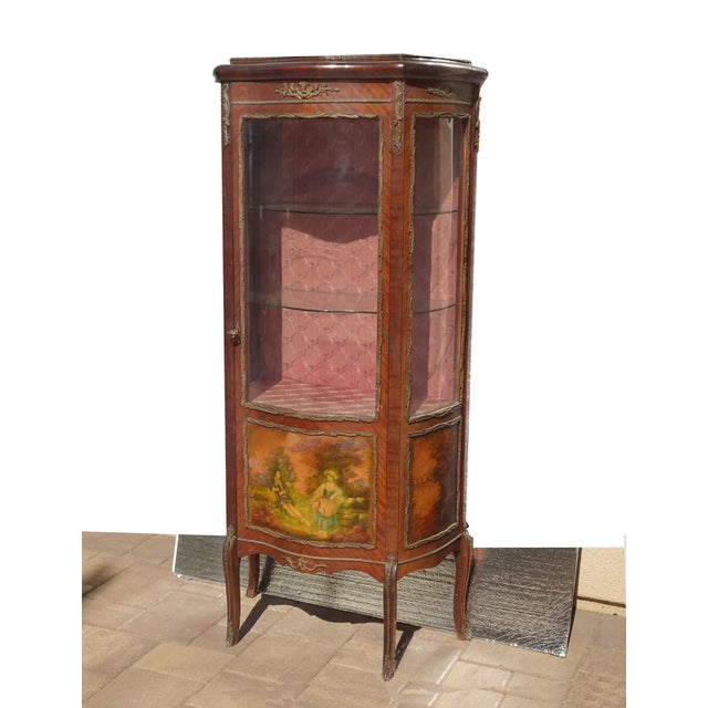 Gorgeous Cabinet in Good Vintage Condition. Solid and Firm. Please note that the front door picture has been touched up...