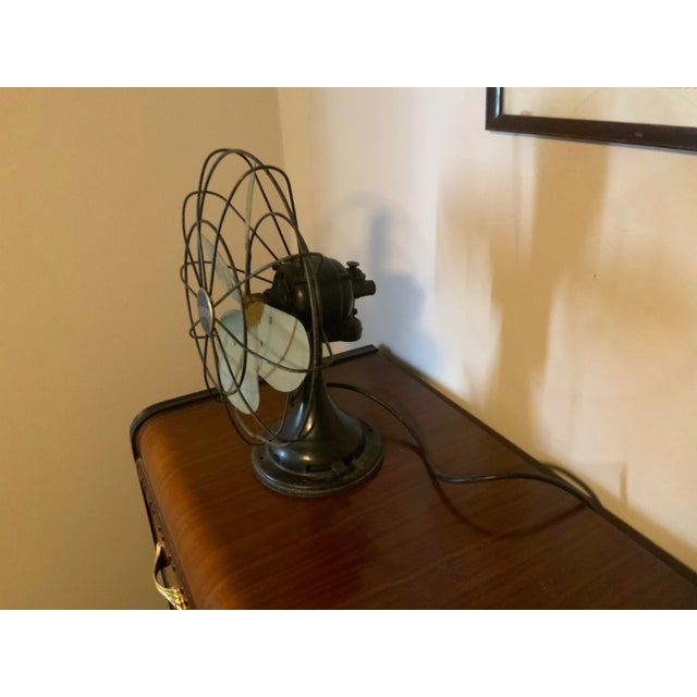 Art Deco Rare 1930s Art Deco Westinghouse “Debon-Aire” Oscillating Desk Electric Fan - Fully Functional For Sale - Image 3 of 8