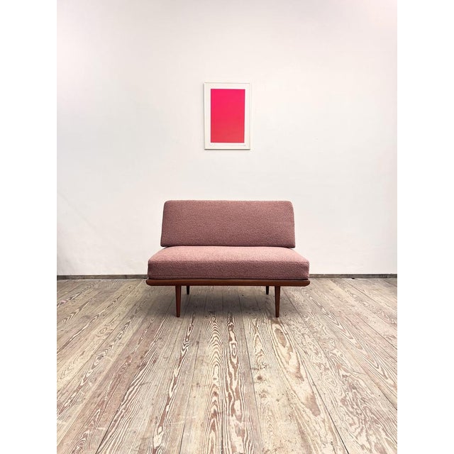 Dimensions 125 x 80 x 85 x 43 cm (width x depth x height x seat height) This elegant sofa from the Mid Century Modern was...