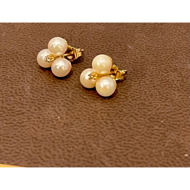 Tripod Pearl Stud Earring With Tiny Diamond in 14 Karat Yellow Gold For Sale - Image 4 of 8