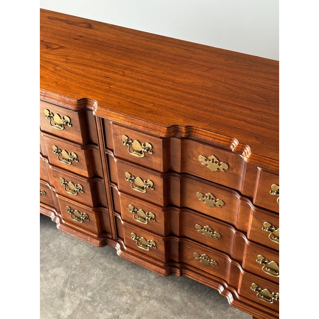 Vintage Georgian Serpentine Block-Front Mahogany 8-Drawer Dresser For Sale - Image 13 of 18