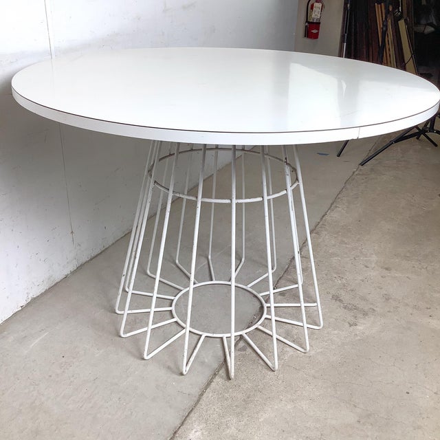 Late 20th Century Round White Dining Table With Knoll-Style Wire Base For Sale - Image 5 of 12
