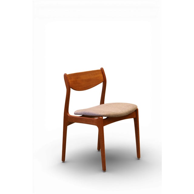 A wonderful teak chair designed by P.E. Jørgensen for Farsø Stølefabrik in Denmark. The chair is in a slightly more cocky...