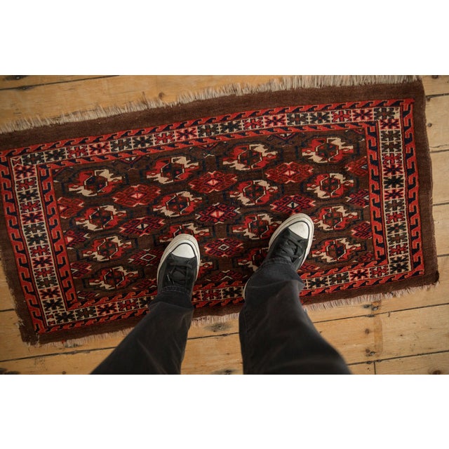 :: Repeating rows and columns of geometric floral guls wrapped by a reciprocating wave inner and outer minor border....