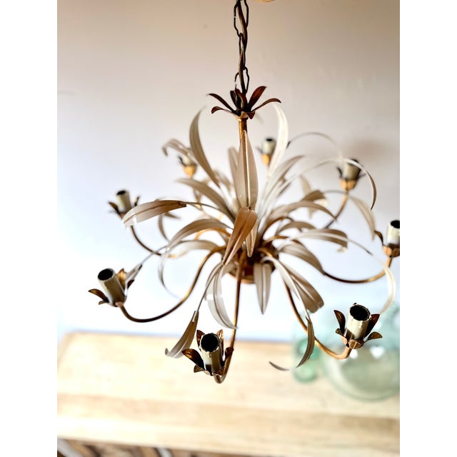 1970s Italian Masca White Tole and Gilt Metal 8-Light Chandelier, 1970s For Sale - Image 5 of 18