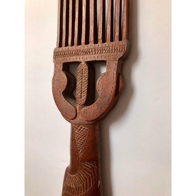 African Early 20th Century Hand Carved Wooden Suriname Comb Made by Friimen (Maroon) People For Sale - Image 3 of 9