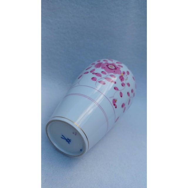 Vintage Porcelain Vase Indian Painting in Purple from Meissen, 1980 For Sale - Image 6 of 12