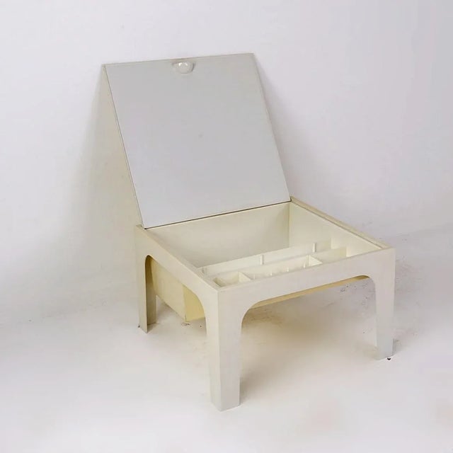 Measures : 44,5cmx44,5cm H:27,5cm Material : Plastic.