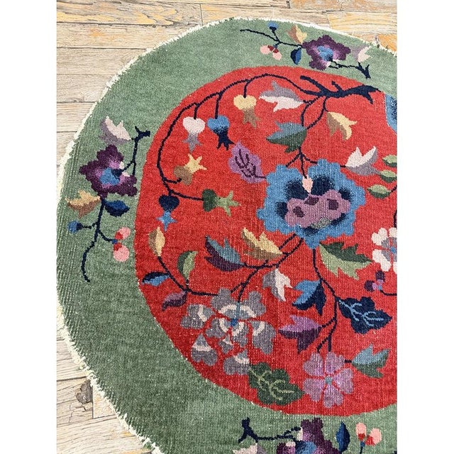 Art Deco 1920s Antique Red Floral Green Border Chinese Knotted Art Deco Wool Round Rug For Sale - Image 3 of 5