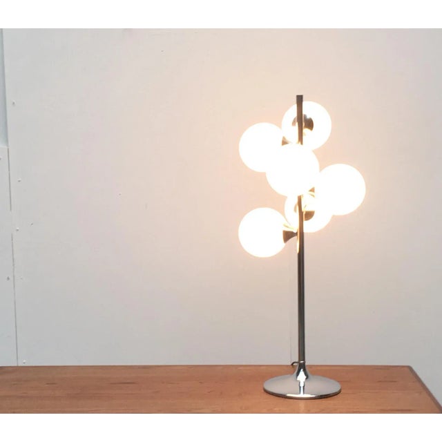 This is an imposing space age table lamp with six glass balls. The diffuser 6 balls made of opal glass are arranged at...