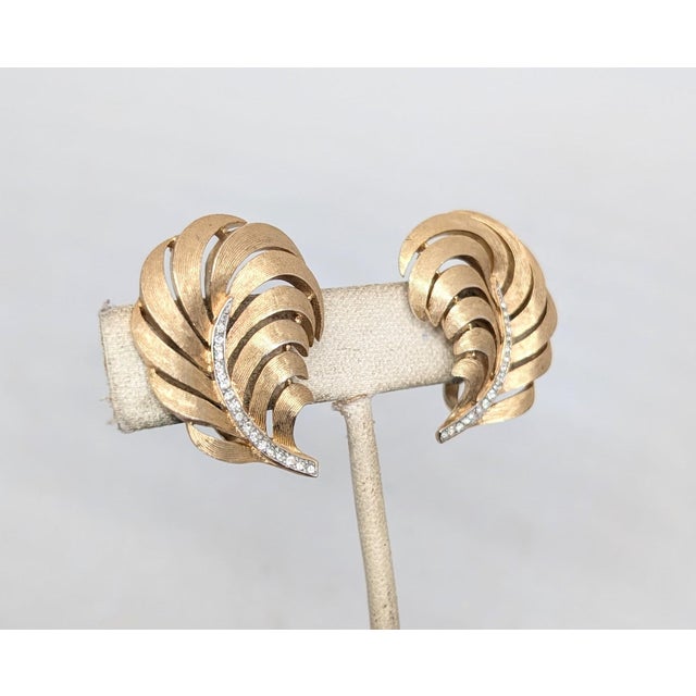 1960s Vintage 1960 Signed Crown Trifari Goldtone Clear Rhinestone Feather Ad Piece Clip Earrings-2 Pieces For Sale - Image 5 of 9