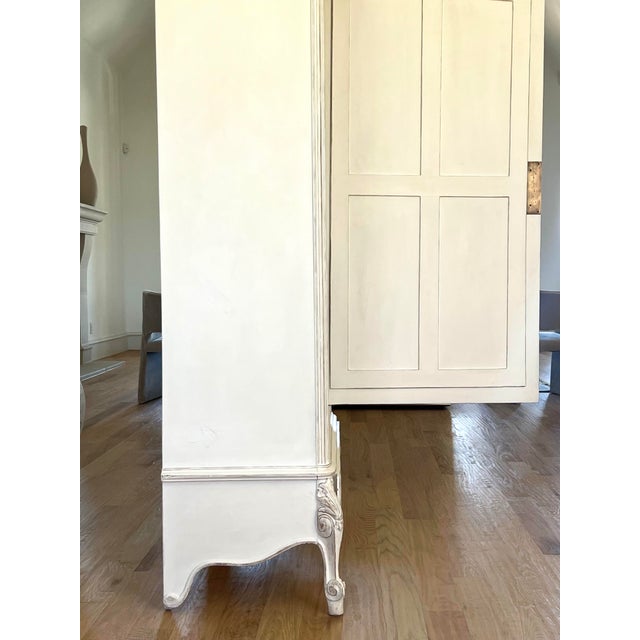 19th Century French Hand-Carved Mirrored Armoire – Single Door, Ornate Crest, Distressed White For Sale In Dallas - Image 6 of 12