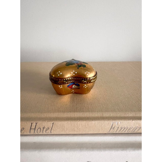 Late 20th Century Vintage Rochard Limoges Heart Trinket Box – Hand-Painted French Porcelain Collectible For Sale - Image 5 of 10