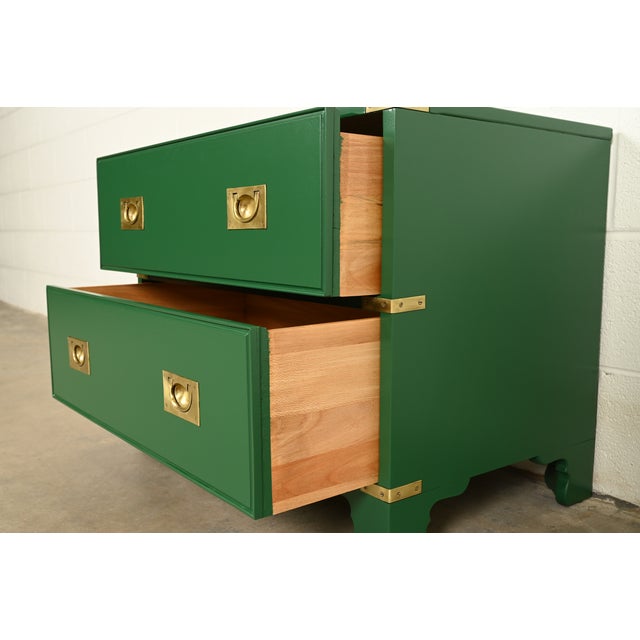 Green Drexel Heritage Mid-Century Hollywood Regency Campaign Green Lacquered Nightstands | Pair For Sale - Image 8 of 13