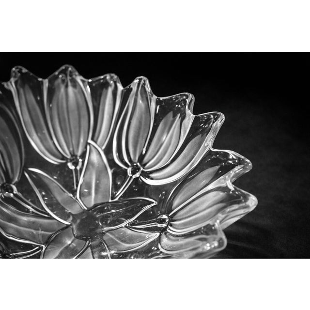 Mid 20th Century Vintage Frosted Floral Art Glass Centerpiece Bowl – Sculptural Tulip Petal Design – 12” Palm Beach / Hollywood Regency Catch-All For Sale - Image 5 of 10
