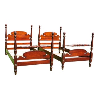 Vintage Paine Furniture Pair Federal Style Mahogany Pineapple Poster Twin Beds For Sale