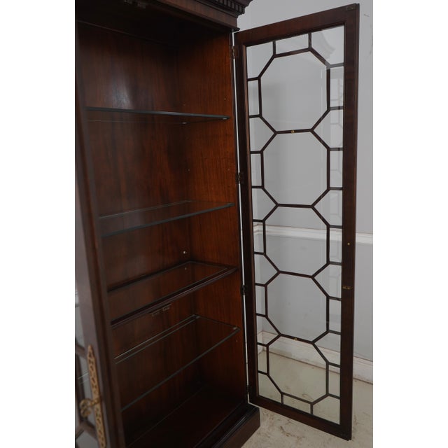 1990s Henredon Chippendale Mahogany 2 Door Curio Display Cabinet For Sale In Philadelphia - Image 6 of 14