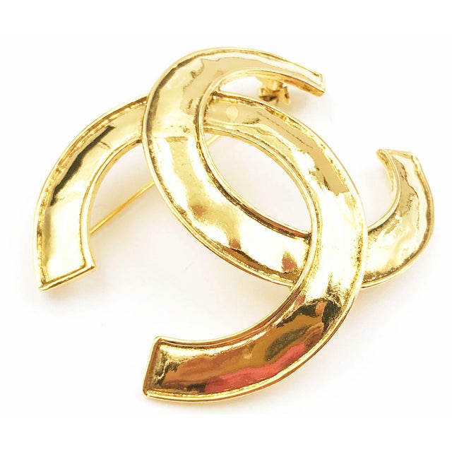 Contemporary Chanel Vintage Gold Plated CC Large Brooch For Sale - Image 3 of 4