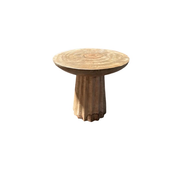 Hand-Crafted Round Side Table in Mango Wood, Organic Modern Style For Sale - Image 4 of 5
