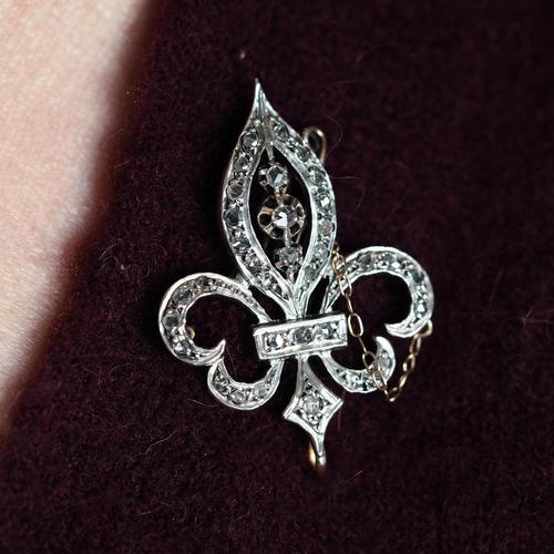 Antique French 18 Karat Gold and Silver Fleur de Lys Brooch with Diamond, 1900s For Sale - Image 11 of 18
