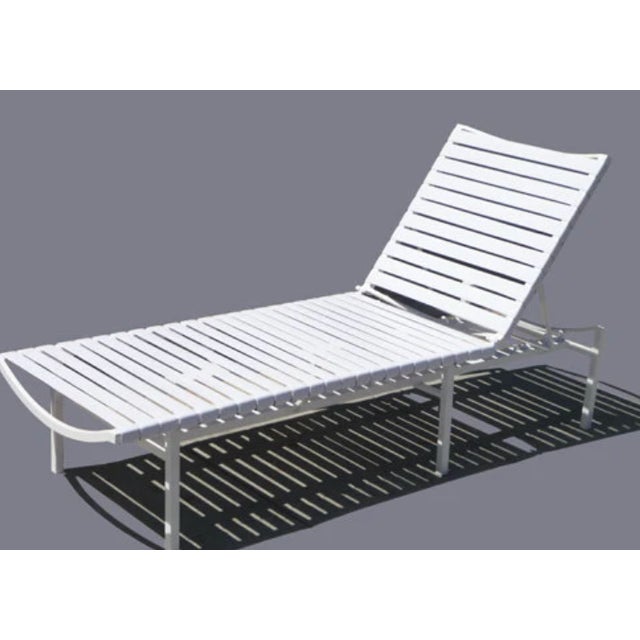 White Pair of Mid Century Outdoor Patio Chaise Lounge Chairs Attributed to Brown Jordan Regent For Sale - Image 8 of 8