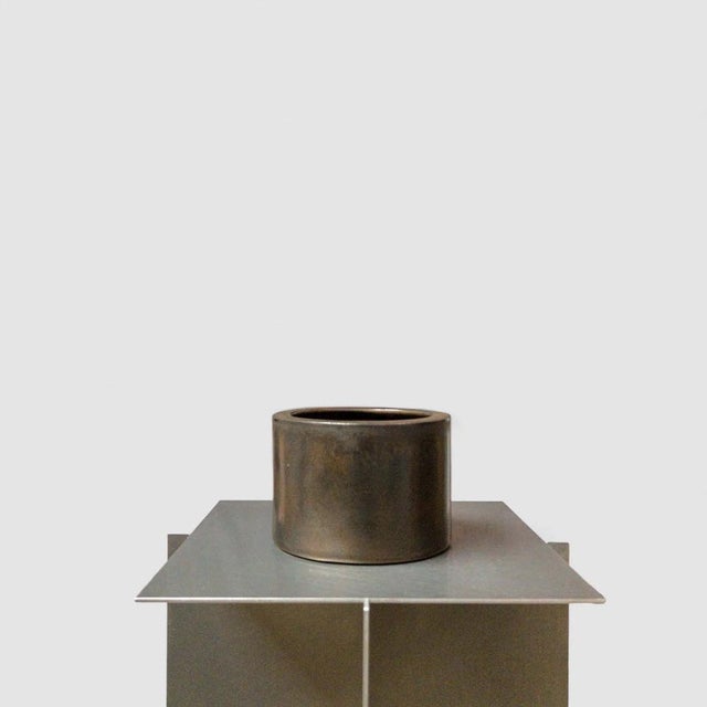 Jan van der vaart’s "bowl" (1969–1975) is a 10.5 x 14.9 x 14.9 cm porcelain piece with a striking bronze glaze. Its...