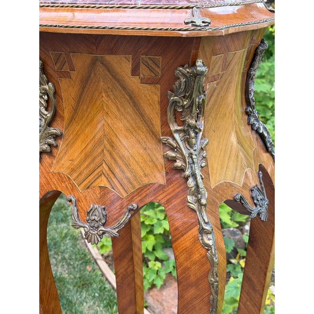 French Antique French Louis XV Style Marble-Top Parquetry Jardinière Stand With Bronze Mounts For Sale - Image 3 of 11
