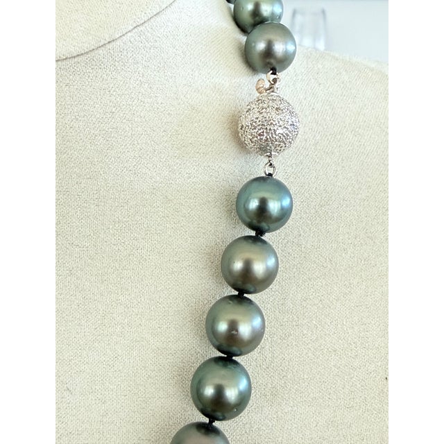 1990s Graduated Tahitian Black Pearl Necklace With Diamond Clasp For Sale - Image 9 of 11