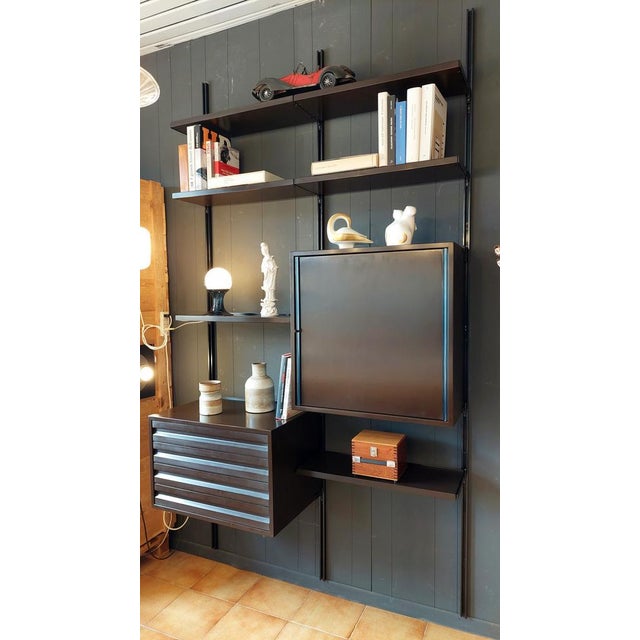 E22 wall-mounted bookcase designed by Osvaldo Borsani for Tecno, Italy. The uprights (height 260 cm) are constrained to...