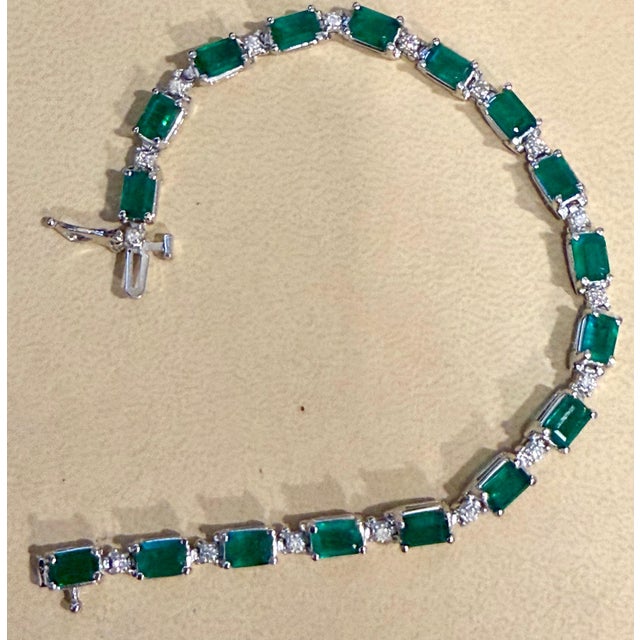9 Carat Emerald Cut Emerald and Diamond Tennis Bracelet 14 Karat White Gold For Sale - Image 4 of 8