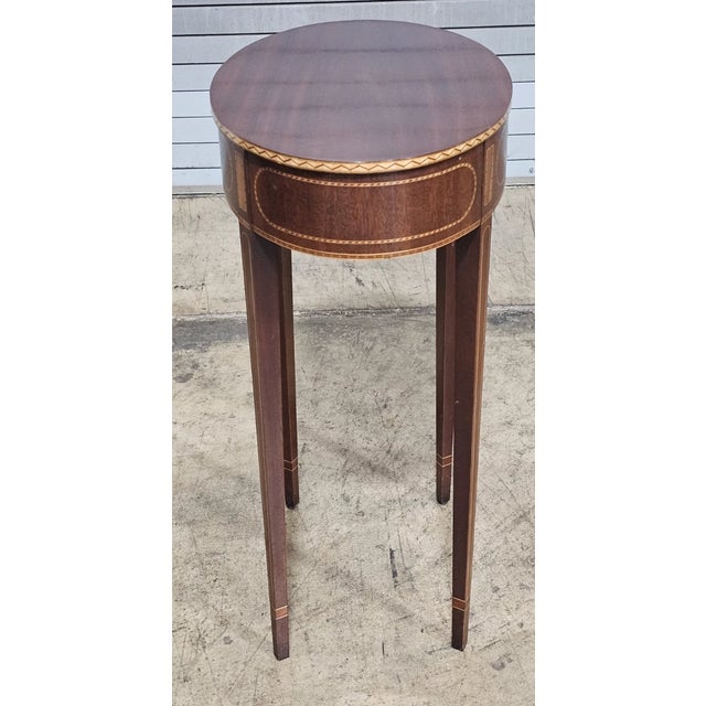 1990s Baker Colonial Williamsburg Federal Style Mahogany Oval Inlaid Side Table Rare For Sale In Cleveland - Image 6 of 10