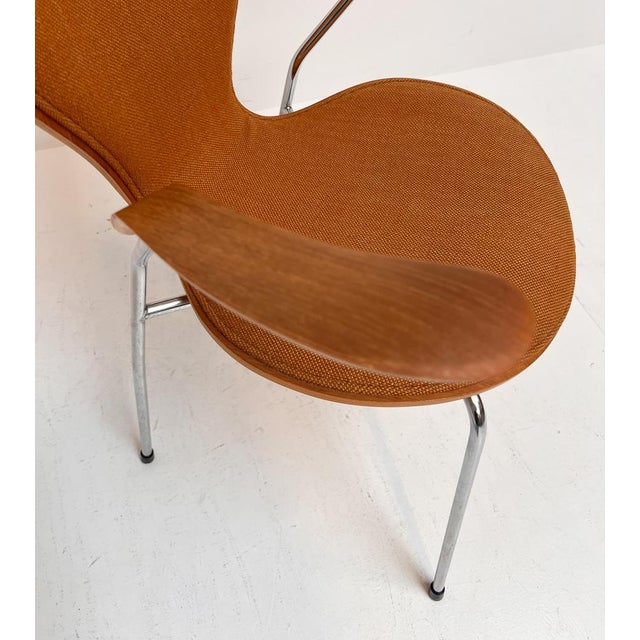 Ooh la laah, this is the iconic Model 3207 armchair by Danish architect and designer Arne Jacobsen for Fritz Hansen. Also...