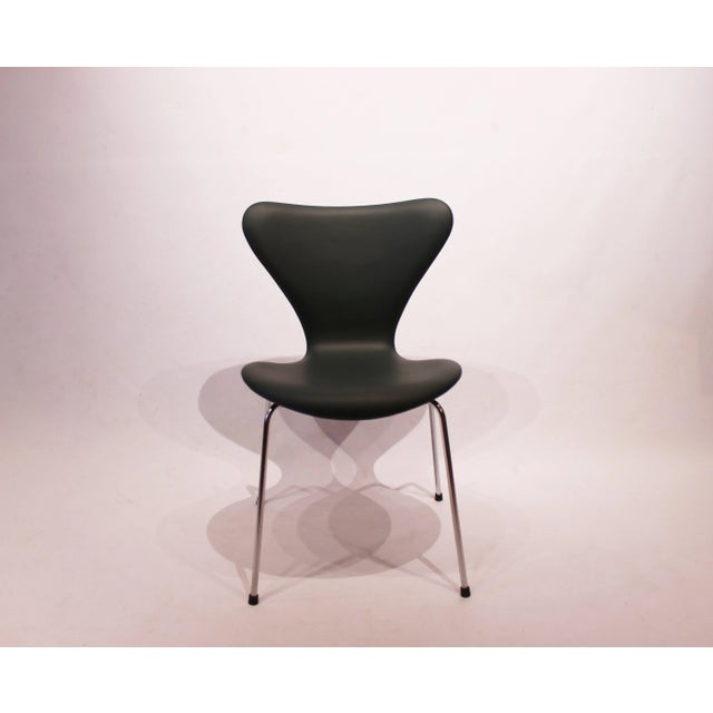 This set of 6 'Seven' chairs, model 3107, was designed by Arne Jacobsen and manufactured by Fritz Hansen in 1967. The...