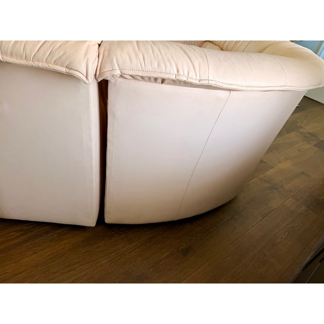 1980s Vintage Leathercraft Sculptural Curved Leather Sectional With Dual Ottomans – Luxury Conversation Sofa For Sale - Image 5 of 18