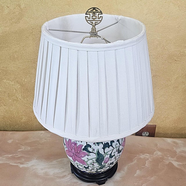 Vintage Chinese Famille Rose Porcelain Ginger Jar Table Lamp – Floral Chinoiserie, 24” For Sale - Image 4 of 18
